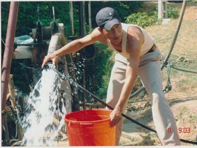 Nước tuôn chảy từ lỗ khoan ở vị trí thăm dò thứ hai, lưu lượng 2 m3/h.