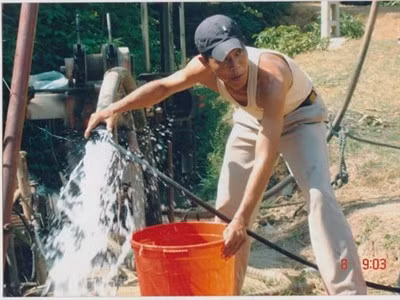 Nước tuôn chảy từ lỗ khoan ở vị trí thăm dò thứ hai, lưu lượng 2 m3/h.