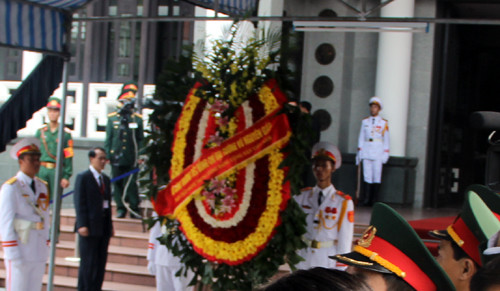 Nhiều vòng hoa kính viếng Đại tướng đã được mang đến.