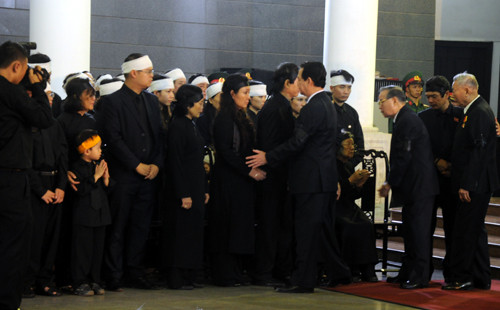 Các đoàn viếng chia buồn với người nhà Đại tướng.