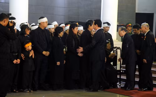 Các đoàn viếng chia buồn với người nhà Đại tướng.