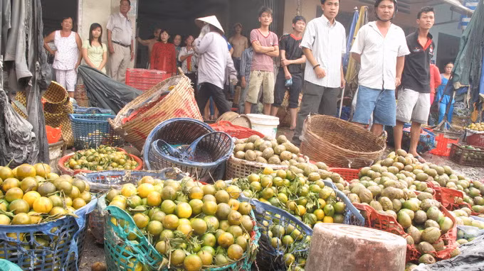 Trái cây của các tiểu thương ở chợ bị bỏ lênh láng ngoài đường phố. Thiệt hại về tài sản chưa thống kê được. Ảnh: Tuổi Trẻ.