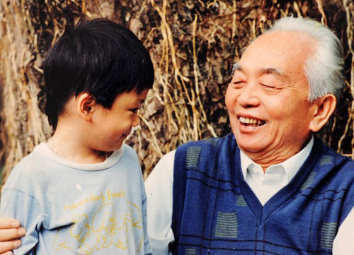 Đại tướng Võ Nguyên Giáp và những hình ảnh hạnh phúc, giản dị bên cháu nội Võ Thành Trung. Ảnh: Facebook Võ Thành Trung.