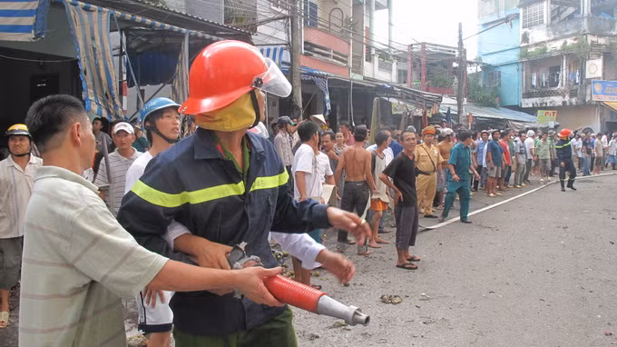 Lực lượng phòng cháy chữa cháy tham gia chữa cháy. Ảnh: Tuổi Trẻ.