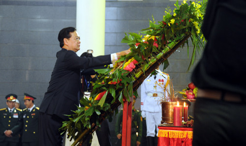 Thủ tướng Nguyễn Tấn Dũng và các đại biểu trong đoàn dành một phút tưởng niệm Đại tướng.