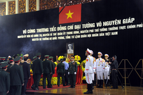  7h55: Đoàn Đại biểu UBTƯ MTTQ Việt Nam do Phó Chủ tịch Vũ Trọng Kim kiêm Tổng Thư ký Mặt trận dẫn đầu vào viếng Đại tướng.