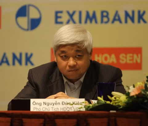 Theo đó, ô ng Kiên bị bắt vì kinh doanh trái phép, sau đó bị truy tố thêm tội danh lừa đảo chiếm đoạt tài sản, cố ý làm trái quy định của Nhà nước về quản lý kinh tế gây hậu quả nghiêm trọng... Trong vụ này, c ác ngân hàng đều phủ nhận mức độ liên quan của mình tới bầu Kiên nhưng đây vẫn là vụ có ảnh hưởng lớn nhất tới toàn hệ thống ngân hàng.