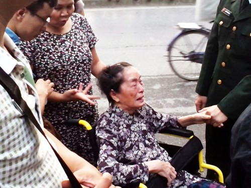 Dù phải ngồi trên xe lăn, cụ bà Nguyễn Thị Hòa vẫn bảo con gái đưa đến trước cửa nhà Đại tướng.