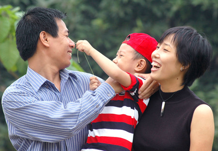 Các gia đình có xu hướng đẻ một con khiến tỷ lệ sinh của Việt Nam giảm.