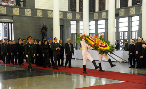 Dàn quân nhạc bắt đầu cử bài Hồn tử sĩ.