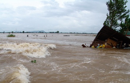 Bão tan song lũ ở các sông vẫn đang cao. Ở Quảng Bình, lũ ở các sông đã đạt đỉnh và hiện đang rút dần. Ảnh: Tiền Phong
