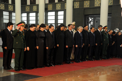 Tổng Bí thư đã dành một phút mặc niệm xúc động trước linh cữu Đại tướng.