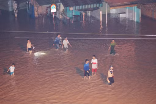 Giữa đêm, người dân từ người già đến trẻ con cũng phải bỏ nhà di cư đến nơi an toàn. Ảnh: Báo Bình Dương.