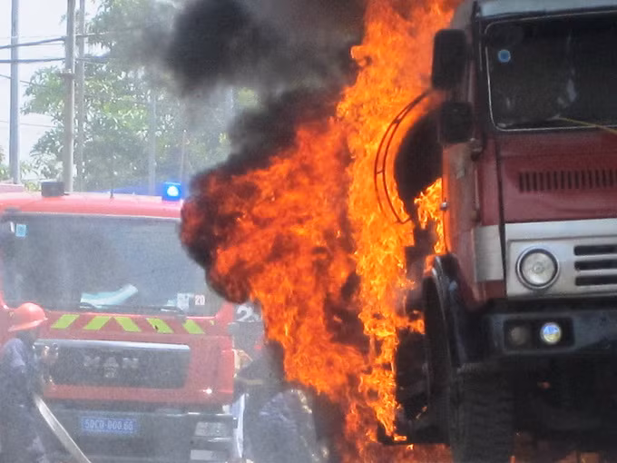 Chiếc xe chở dầu bốc cháy ngùn ngụt. Ảnh: Tuổi Trẻ.