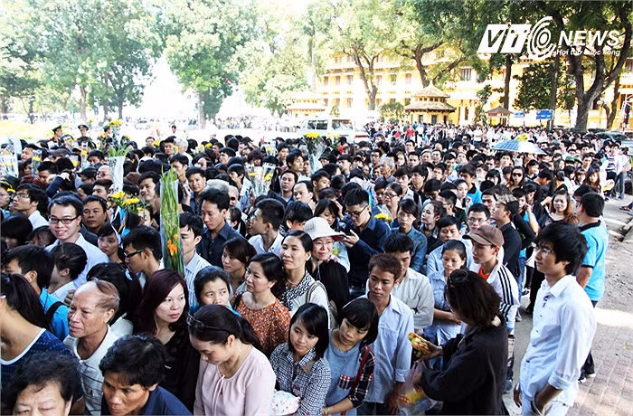 Rất đông đồng bào từ các tỉnh xa về, xếp hàng từ 4h sáng để đợi đến lượt vào viếng Đại tướng.