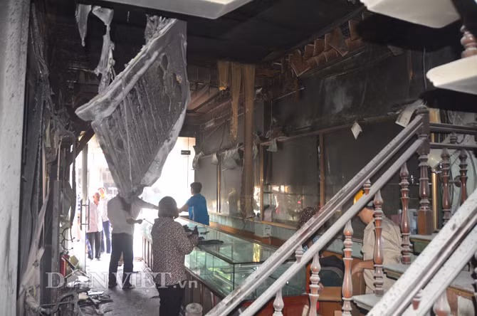 Bên trong tiệm vàng, tất cả đồ đạc bị thiêu rụi, cháy đen.