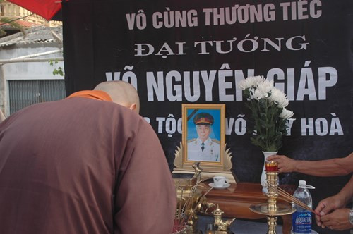 Nhiều người dân lập ban thờ Đại tướng ngay trên Quốc lộ 1 A