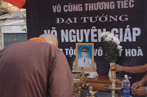 Nhiều người dân lập ban thờ Đại tướng ngay trên Quốc lộ 1 A