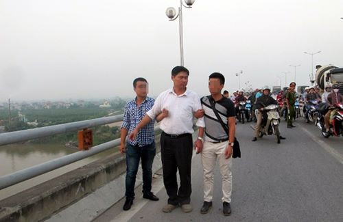 Nguyễn Mạnh Tường chỉ nơi vất xác nạn nhân.