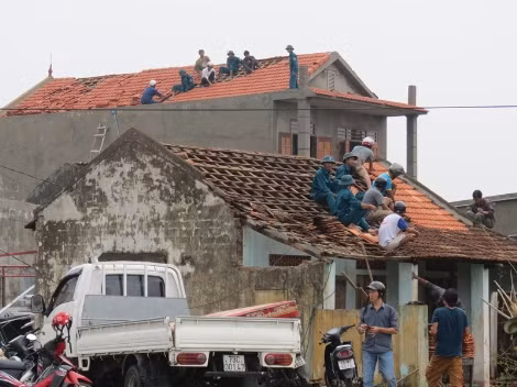 Ngay sau khi lốc xoáy đi qua, chính quyền địa phương phối hợp lực lượng thanh niên, nông dân, dân quân tổ chức giúp dân thu dọn cây cối, giải phóng đường sá, khắc phục lại nơi ở của các hộ bị thiệt hại.