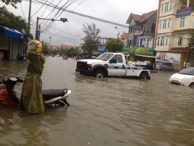 Xe cứu hộ của lực lượng công an được huy động để giúp các phương tiện giao thông gặp nạn. Ảnh: Đời sống và Pháp luật.