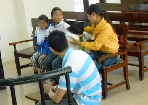 Suốt phiên tòa, Vũ Trung Trường cứ ngoái cổ xuống phía dưới, nơi có vợ và 3 đứa con nhỏ rồi bật khóc.