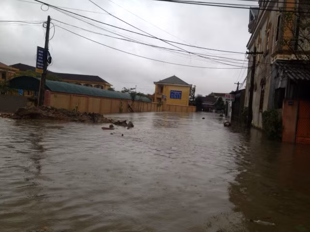 Nhiều tuyến đường bị cô lập hoàn toàn. Ảnh: Đời sống và Pháp luật.