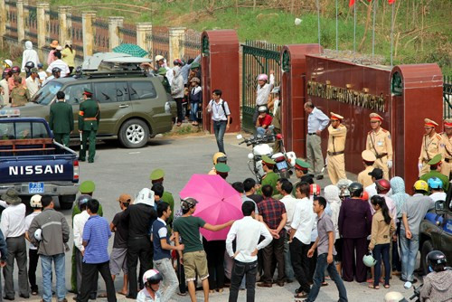 Người dân xếp hàng dài đón, từ ngoài đường...... vào tới cổng sân bay, chờ đón linh cữu Đại tướng.