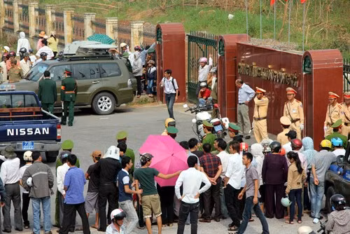 Người dân xếp hàng dài đón, từ ngoài đường...... vào tới cổng sân bay, chờ đón linh cữu Đại tướng.