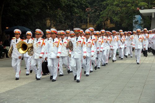 Hơn 6h, Các đoàn thể đã tề tựu chỉnh tề chuẩn bị viếng Đại tướng.