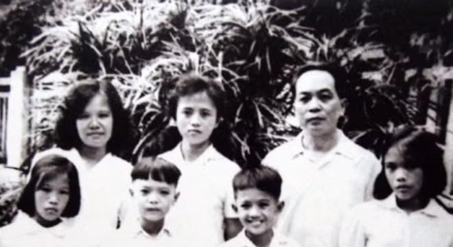 Đại tướng Võ Nguyên Giáp và vợ Đặng Bích Hà cùng các con. Đứng giữa vợ chồng Đại tướng là Võ Hồng Anh, con riêng của Tướng Giáp với người vợ đầu Nguyễn Thị Quang Thái. Ảnh tư liệu.