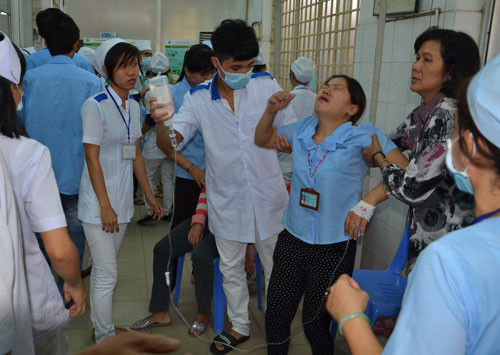 Nhiều bệnh nhân được sơ cứu ngay tại hành lang bệnh viện