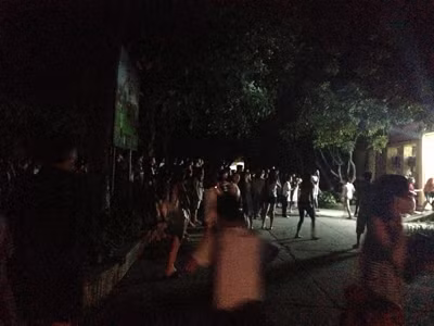 Hàng trăm sinh viên hoảng loạn chạy xuống sân ký túc xá