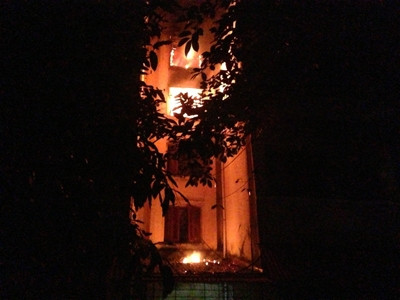 Ngọn lửa bốc cháy trên khu vục hành lang tầng 4, ký túc xá Đại học Hà Nội.