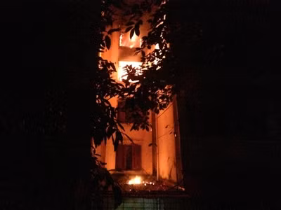 Ngọn lửa bốc cháy trên khu vục hành lang tầng 4, ký túc xá Đại học Hà Nội.