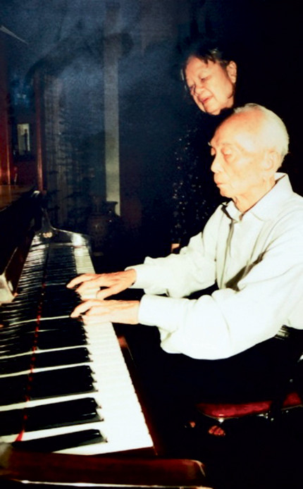 Tướng Giáp biết Bích Hà từ khi bà mới 6-7 tuổi, tóc còn để chỏm, hay nghịch đất với em gái trước sân nhà. Bà Đặng Bích Hà được biết đến là người phụ nữ hiền hậu, cư xử rất khéo léo và đúng mực. Bà luôn dành sự chăm sóc đặc biệt cho chồng. Ảnh tư liệu.