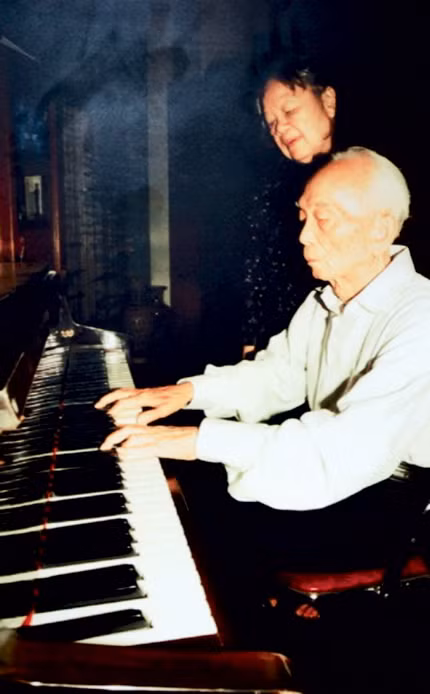 Tướng Giáp biết Bích Hà từ khi bà mới 6-7 tuổi, tóc còn để chỏm, hay nghịch đất với em gái trước sân nhà. Bà Đặng Bích Hà được biết đến là người phụ nữ hiền hậu, cư xử rất khéo léo và đúng mực. Bà luôn dành sự chăm sóc đặc biệt cho chồng. Ảnh tư liệu.