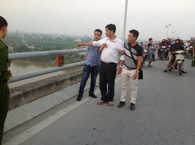 Ông Tường (áo trắng) chỉ nơi phi tang xác nạn nhân.