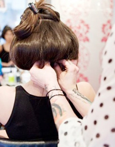 Việc “cho thuê” mái tóc cũng giúp các nữ sinh tăng thêm thu nhập.