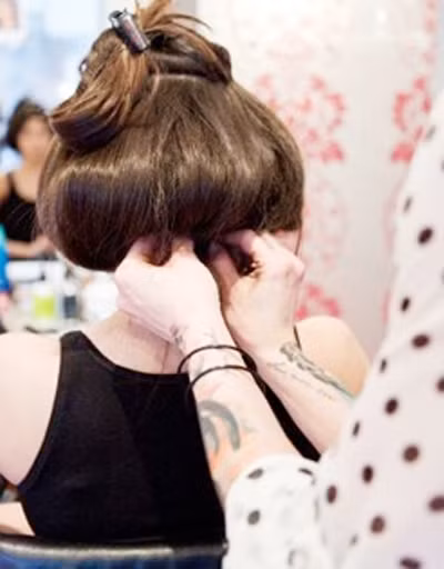 Việc “cho thuê” mái tóc cũng giúp các nữ sinh tăng thêm thu nhập.