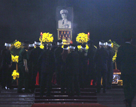 Đoàn gia quyến gồm khoảng 70 người thân của Đại tướng Võ Nguyên Giáp, thực hiện nghi lễ phát tang và viếng linh cữu Đại tướng đang quàn trong nhà tang lễ.