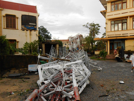 Cột phát sóng trung của Đài tiếng nói Việt Nam ở Quảng Bình bị gãy đổ, đè chết 2 người. Ảnh: Dân Việt