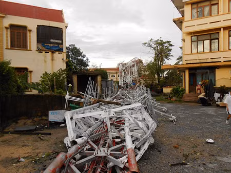 Cột phát sóng trung của Đài tiếng nói Việt Nam ở Quảng Bình bị gãy đổ, đè chết 2 người. Ảnh: Dân Việt
