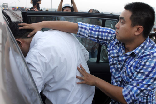 ... lên xe về PC 45 để tiếp tục điều tra