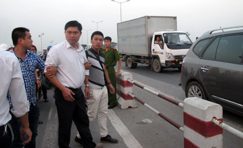 Sau khi thực nghiệm, lực lượng an ninh áp giải Bác sĩ Nguyễn Mạnh Tường...