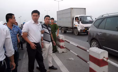 Sau khi thực nghiệm, lực lượng an ninh áp giải Bác sĩ Nguyễn Mạnh Tường...