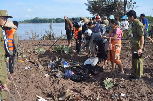 Những di vật của các nạn nhân trên chuyến bay định mệnh bước đầu được tìm thấy. Ảnh: Thanh Niên