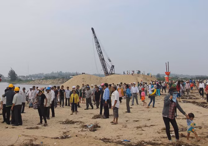 Nguyên nhân của việc này là do tình trạng khai thác cát.