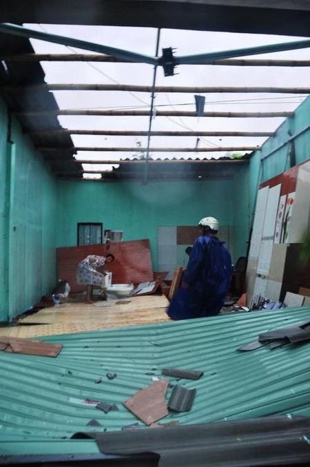 Nhiều nhà dân bị tốc mái hoàn toàn. Ảnh: Tuổi Trẻ