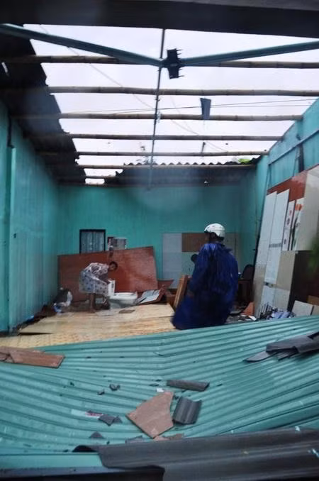 Nhiều nhà dân bị tốc mái hoàn toàn. Ảnh: Tuổi Trẻ